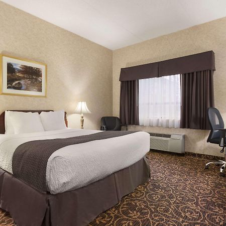 Days Inn By Wyndham Toronto East Lakeview Esterno foto