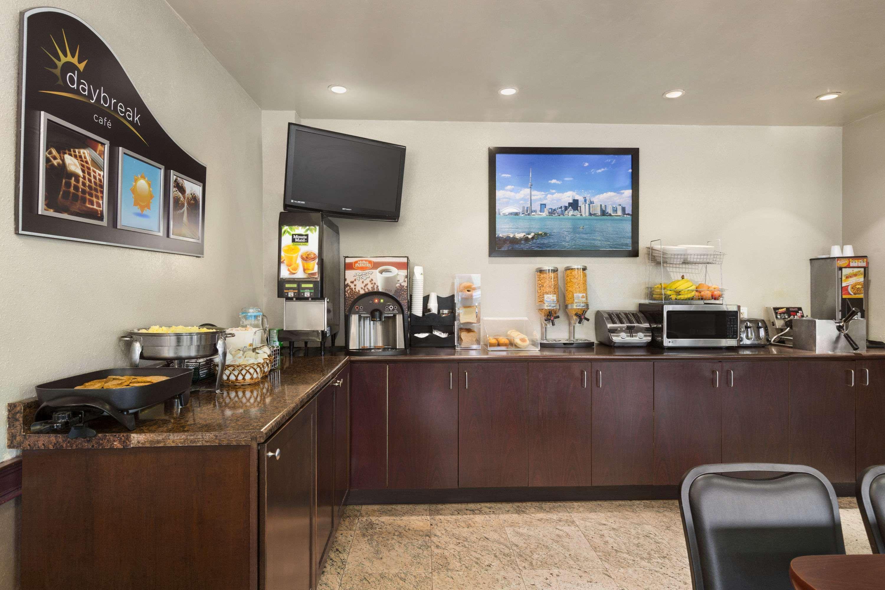 Days Inn By Wyndham Toronto East Lakeview Esterno foto