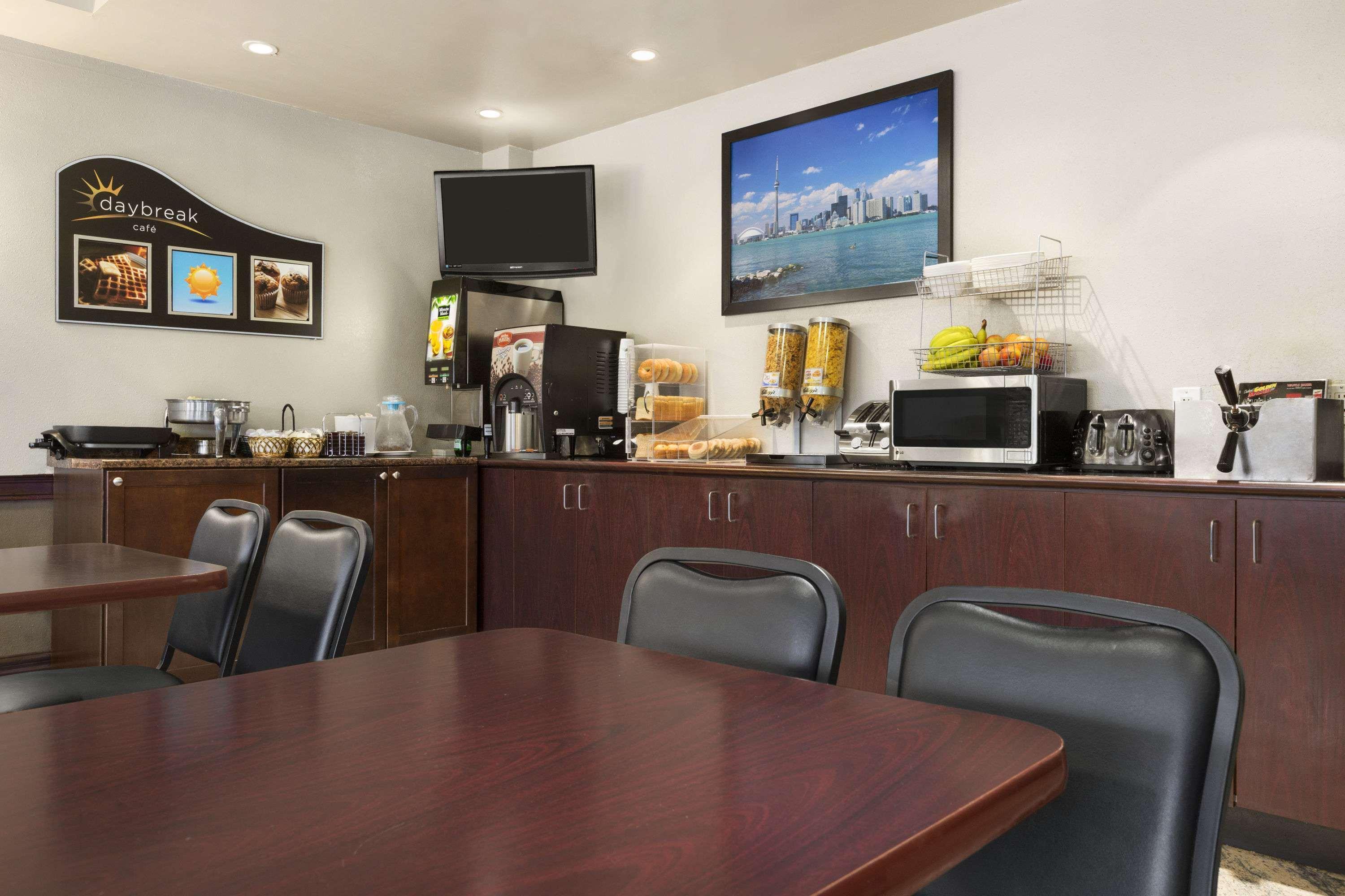 Days Inn By Wyndham Toronto East Lakeview Esterno foto