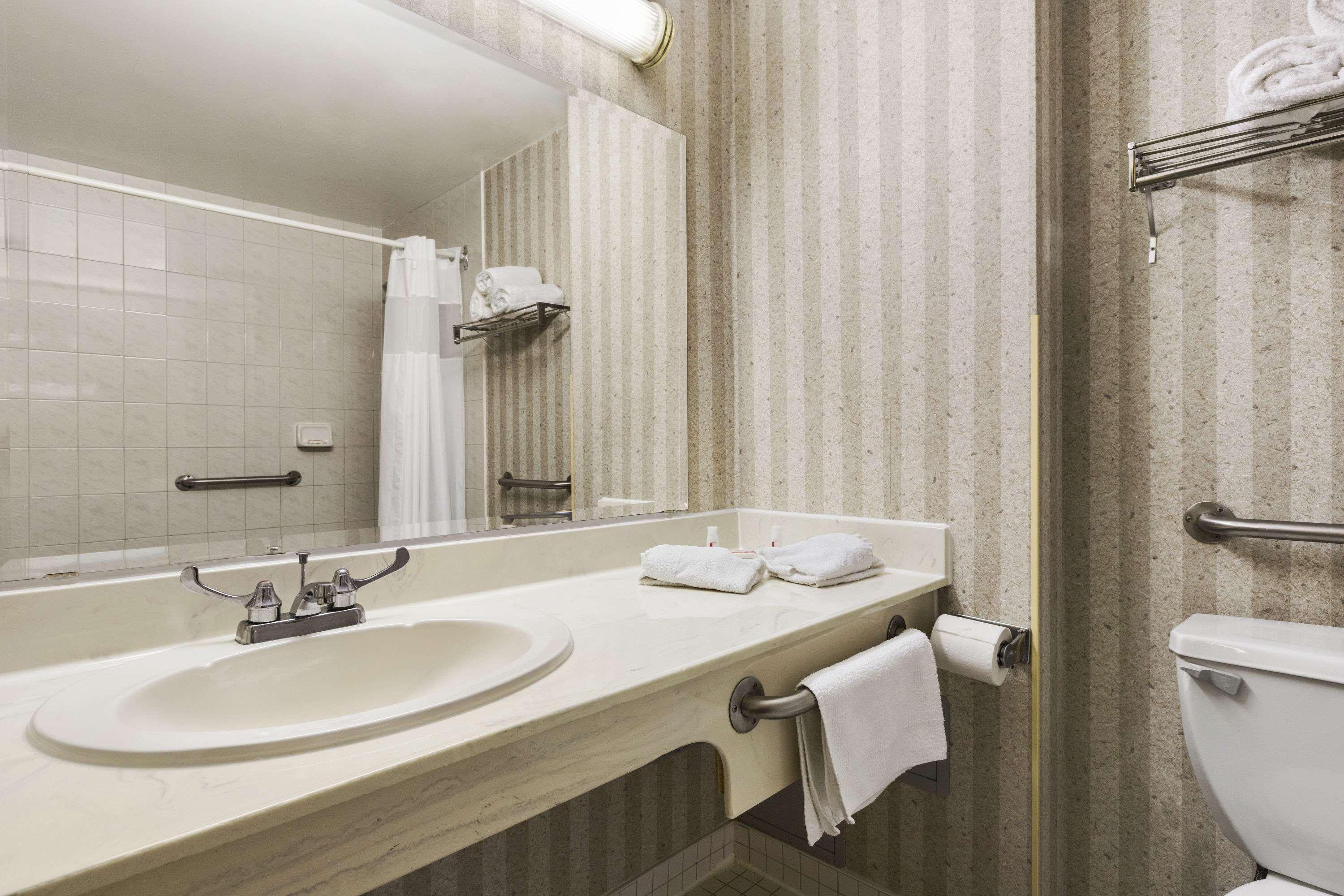 Days Inn By Wyndham Toronto East Lakeview Esterno foto