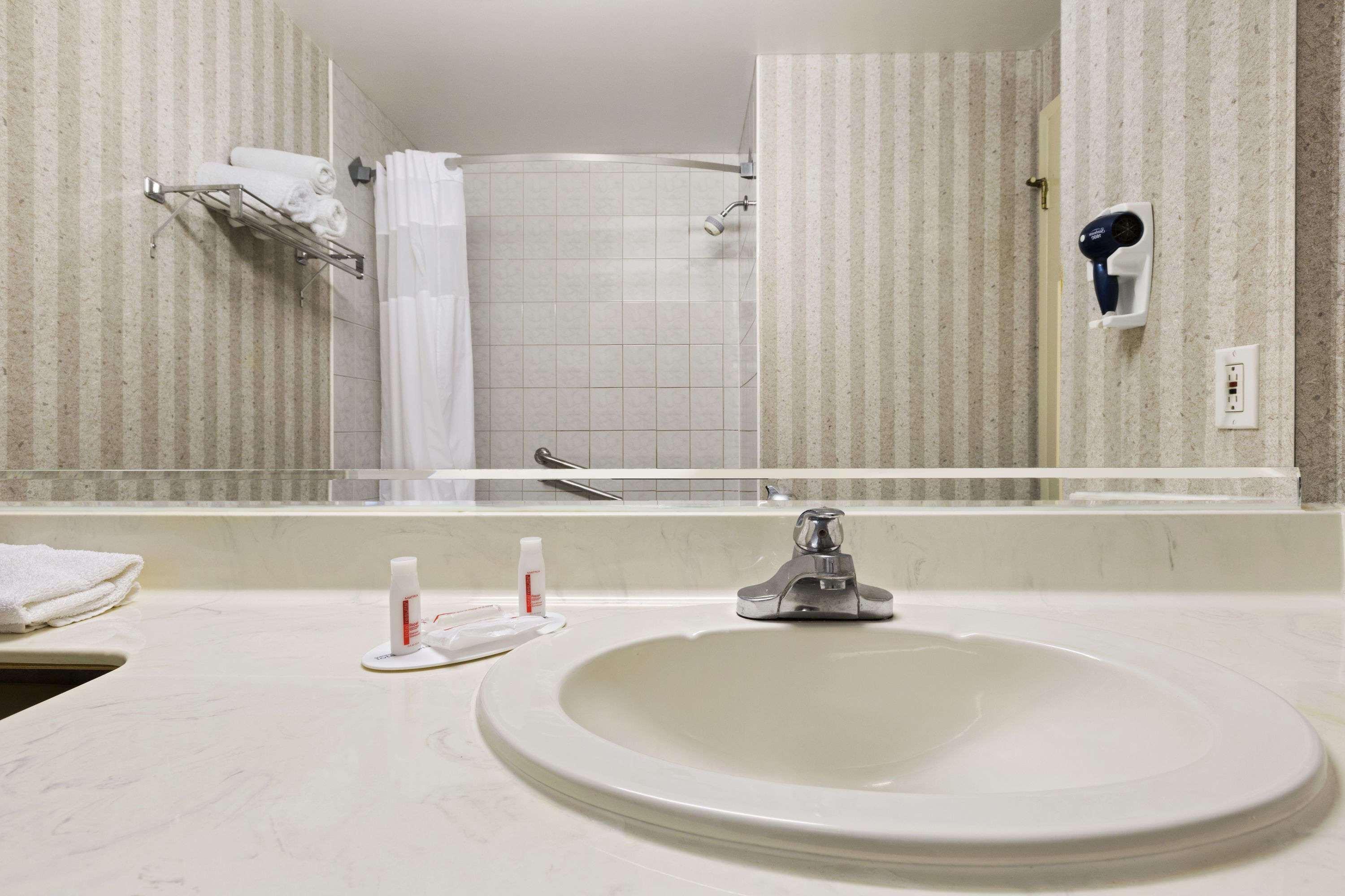 Days Inn By Wyndham Toronto East Lakeview Esterno foto