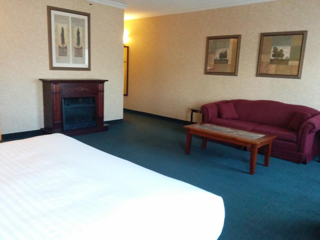 Days Inn By Wyndham Toronto East Lakeview Esterno foto